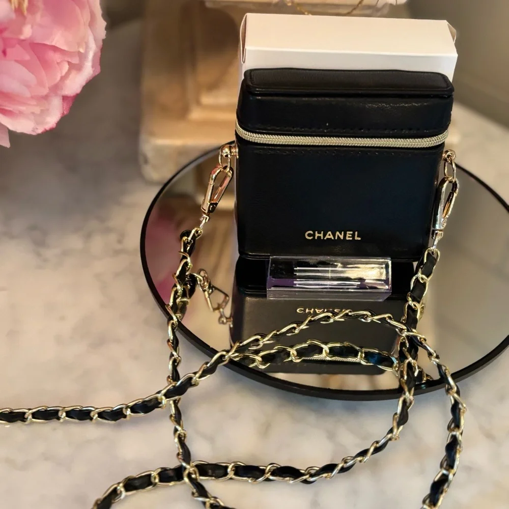 NIB Black mini casa Crossbody Bag with Gold Chain - Picture 3 of 10